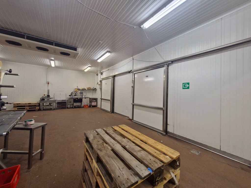 Bâtiment industriel 1000m² atelier + 200m² bureaux & parking