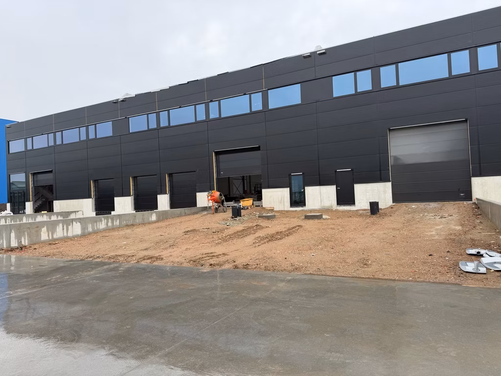 À LOUER ENTREPÔT NEUF ET BUREAUX MALINES