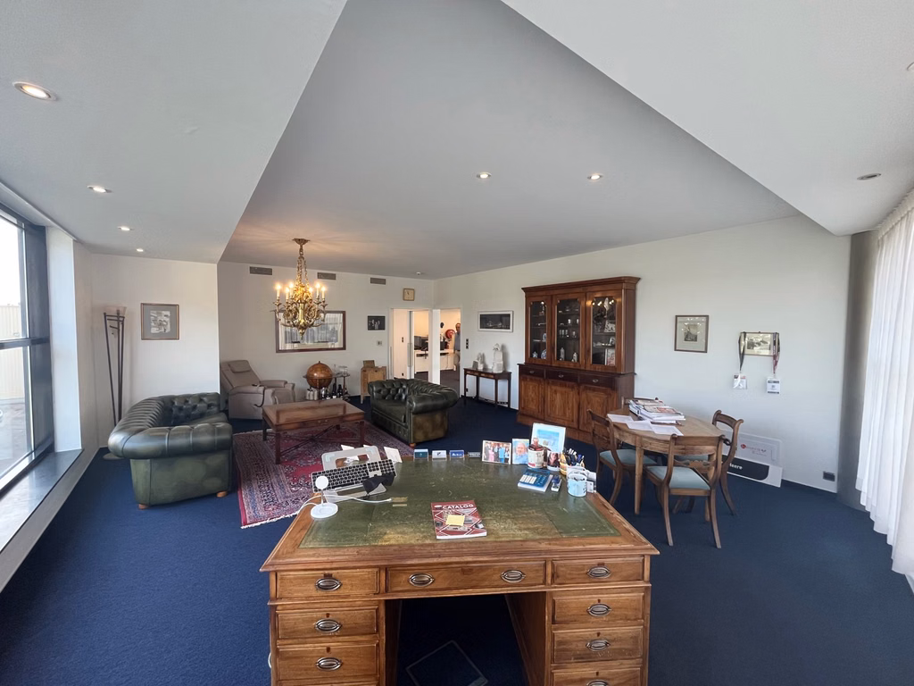 Rare commercial property with showroom, warehouse & office
