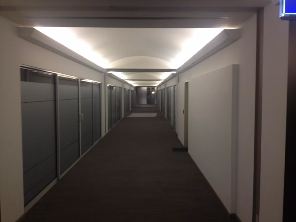 BURO & DESIGN CENTER - B - 352/1011