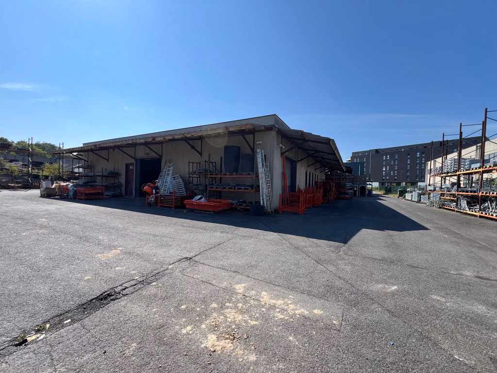 A VENDRE - P.A.E Portemont - immeuble semi-industriel