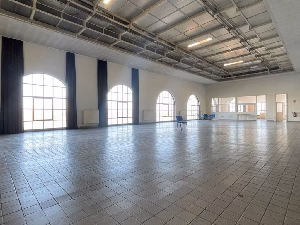 ESPACE MULTIFONCTIONNEL À LOUER À SCHELLE