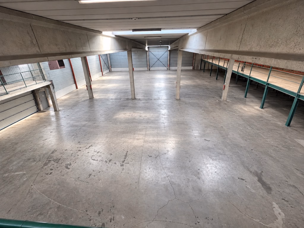 Rare commercial property with showroom, warehouse & office
