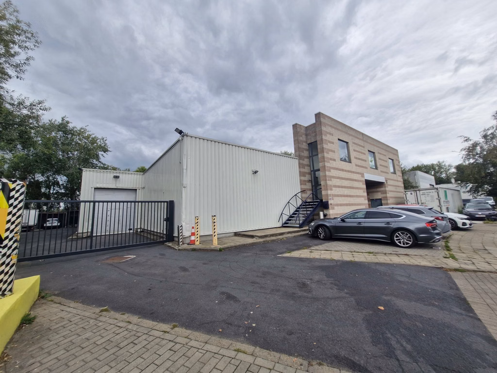 Bâtiment industriel 1000m² atelier + 200m² bureaux & parking