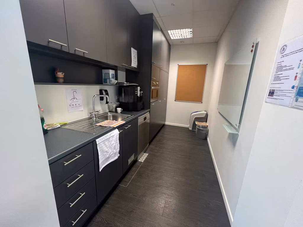 À LOUER ENTREPÔT + BUREAUX KONTICH