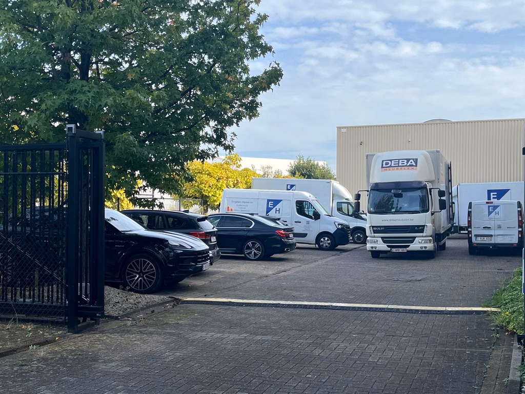 Zeldzaam bedrijfspand met showroom magazijn en kantoor 