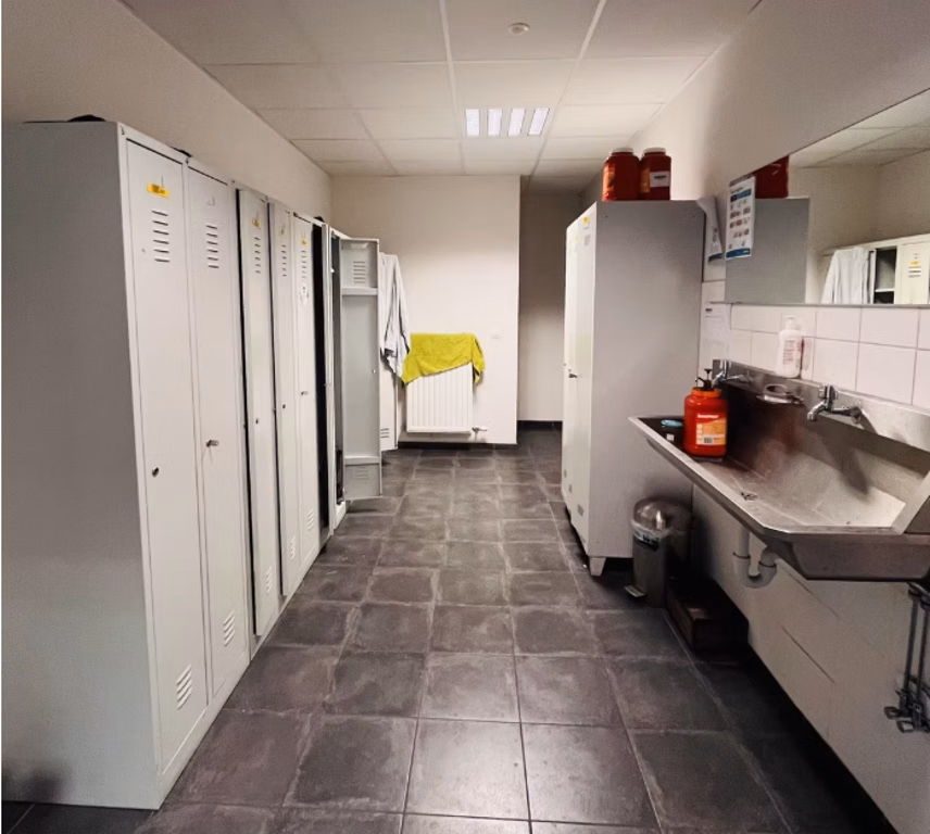 TE HUUR MAGAZIJN + KANTOREN MALLE