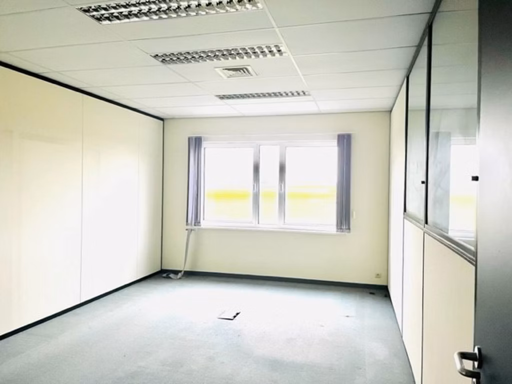 A LOUER - IMMEUBLE DE BUREAUX -  ZAVENTEM 3.000 EURO / MOIS - MULTIPLES POSSIBILITES