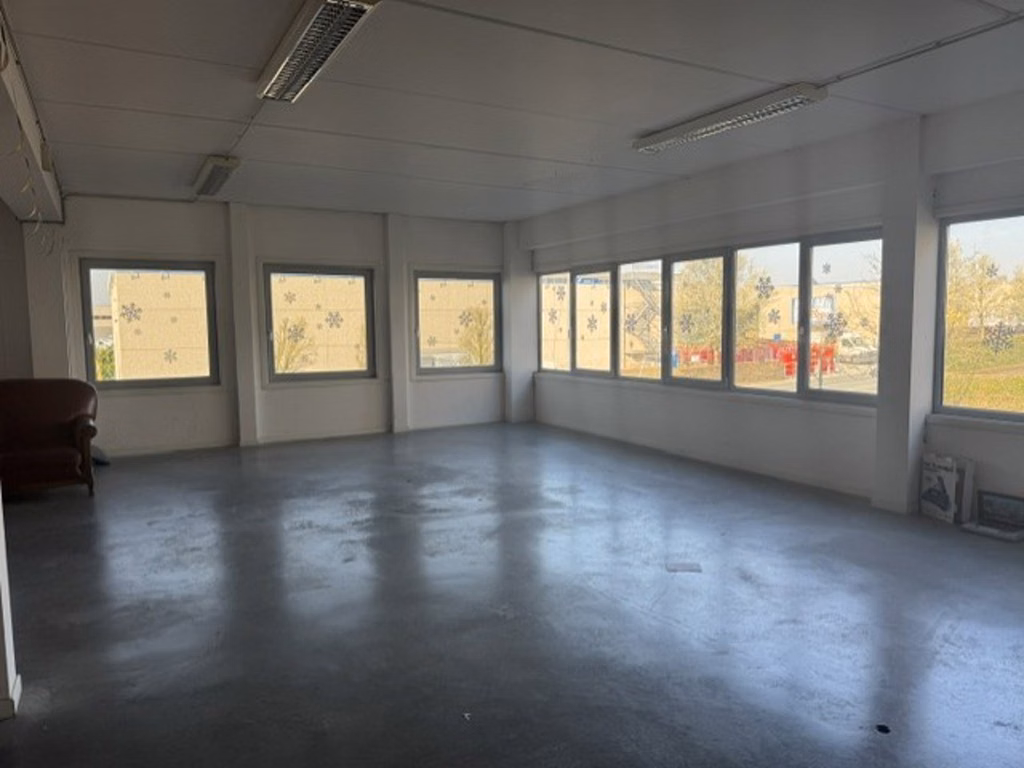 A VENDRE - SAINTES - IMMEUBLE POLYVALENT