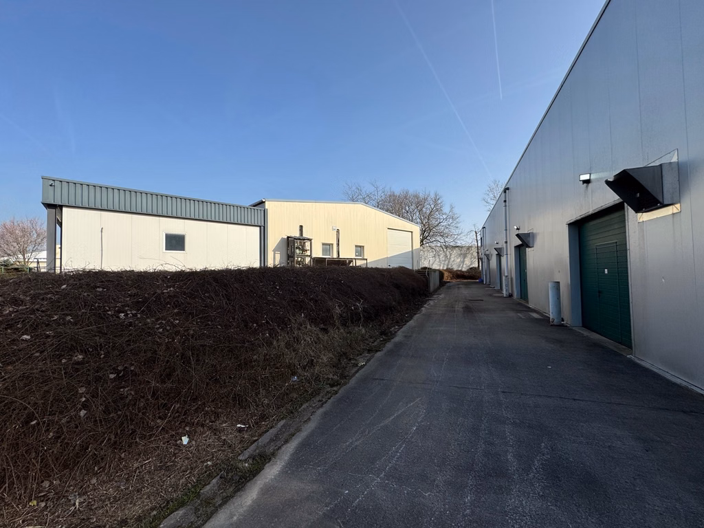 TE KOOP - Aarlen (Weyler) - Semi-industrieel gebouw