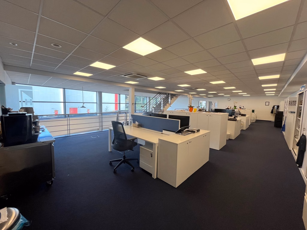 Zeldzaam bedrijfspand met showroom magazijn en kantoor 