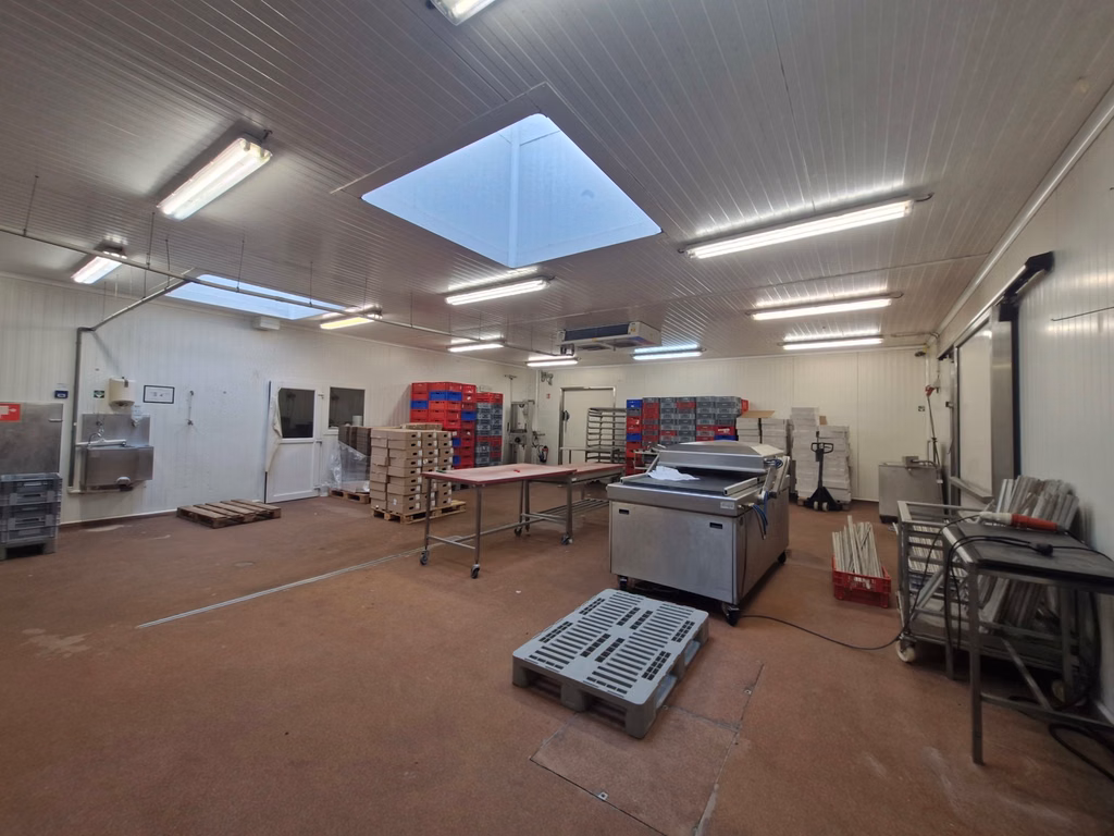 Bâtiment industriel 1000m² atelier + 200m² bureaux & parking