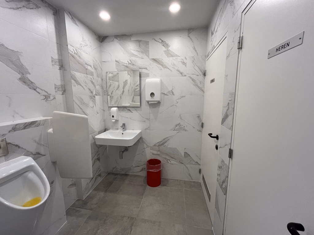 Rare commercial property with showroom, warehouse & office