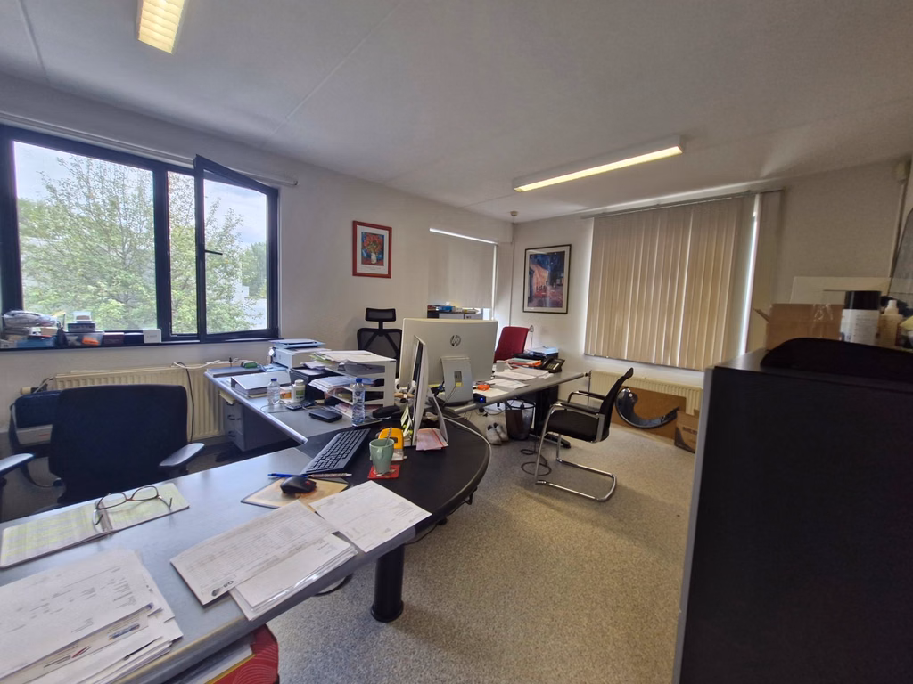 Bâtiment industriel 1000m² atelier + 200m² bureaux & parking