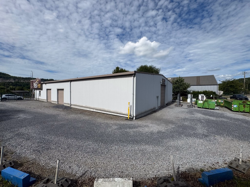 A VENDRE - Immeuble semi-industriel - Engis