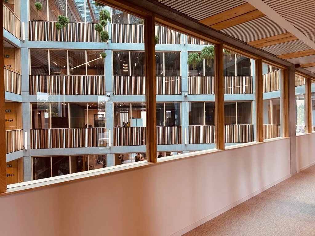 Bureaux à louer dans un bâtiment innovant aux performances énergétiques exceptionnelles.