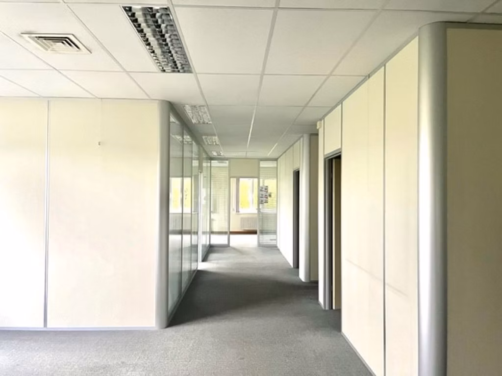 A LOUER - IMMEUBLE DE BUREAUX -  ZAVENTEM 3.000 EURO / MOIS - MULTIPLES POSSIBILITES