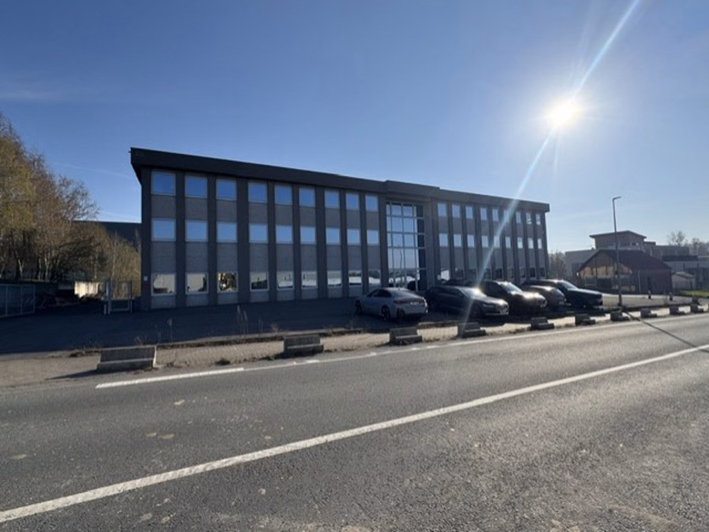 A VENDRE - SAINTES - IMMEUBLE POLYVALENT