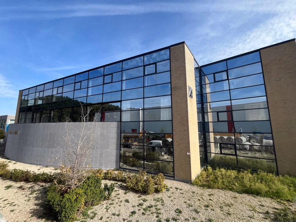 Zeldzaam bedrijfspand met showroom magazijn en kantoor 