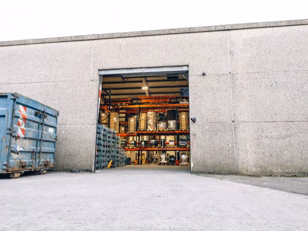 A LOUER - ENTREPOT + WAVRE