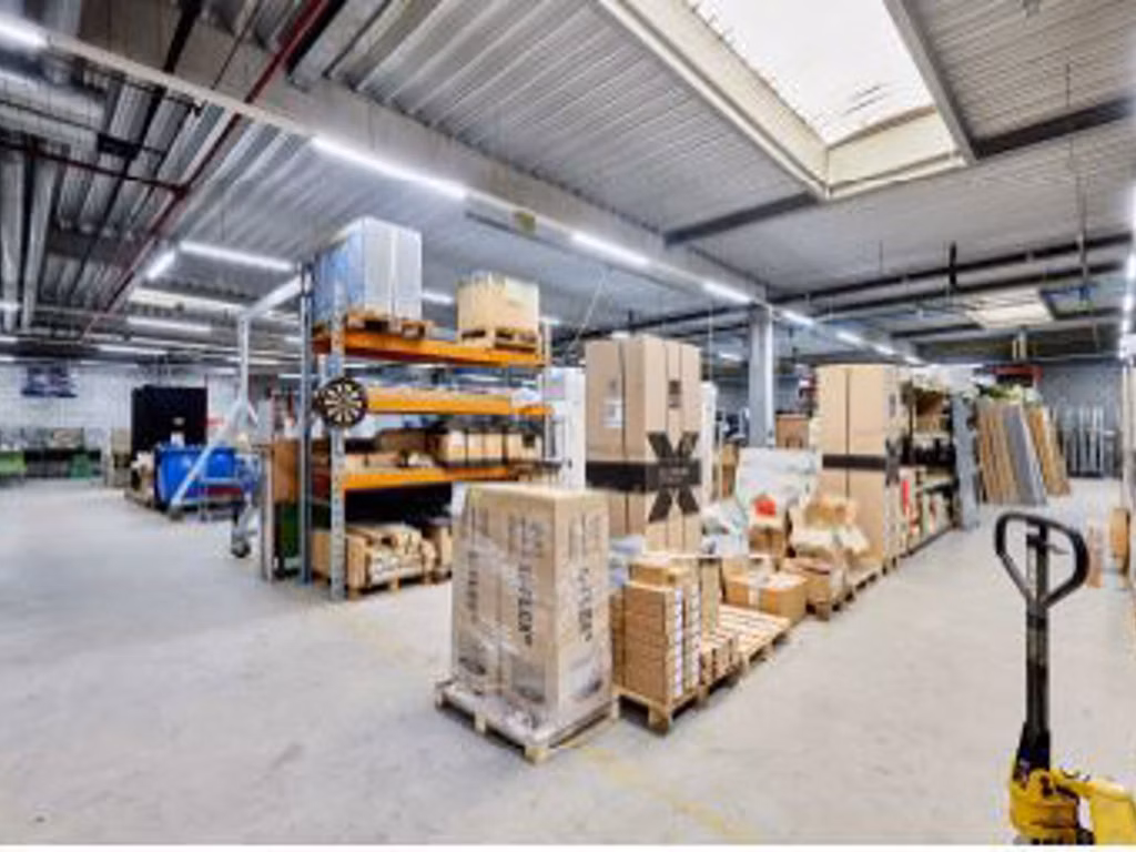 TE HUUR KANTOORGEBOUW IN ZWIJNDRECHT