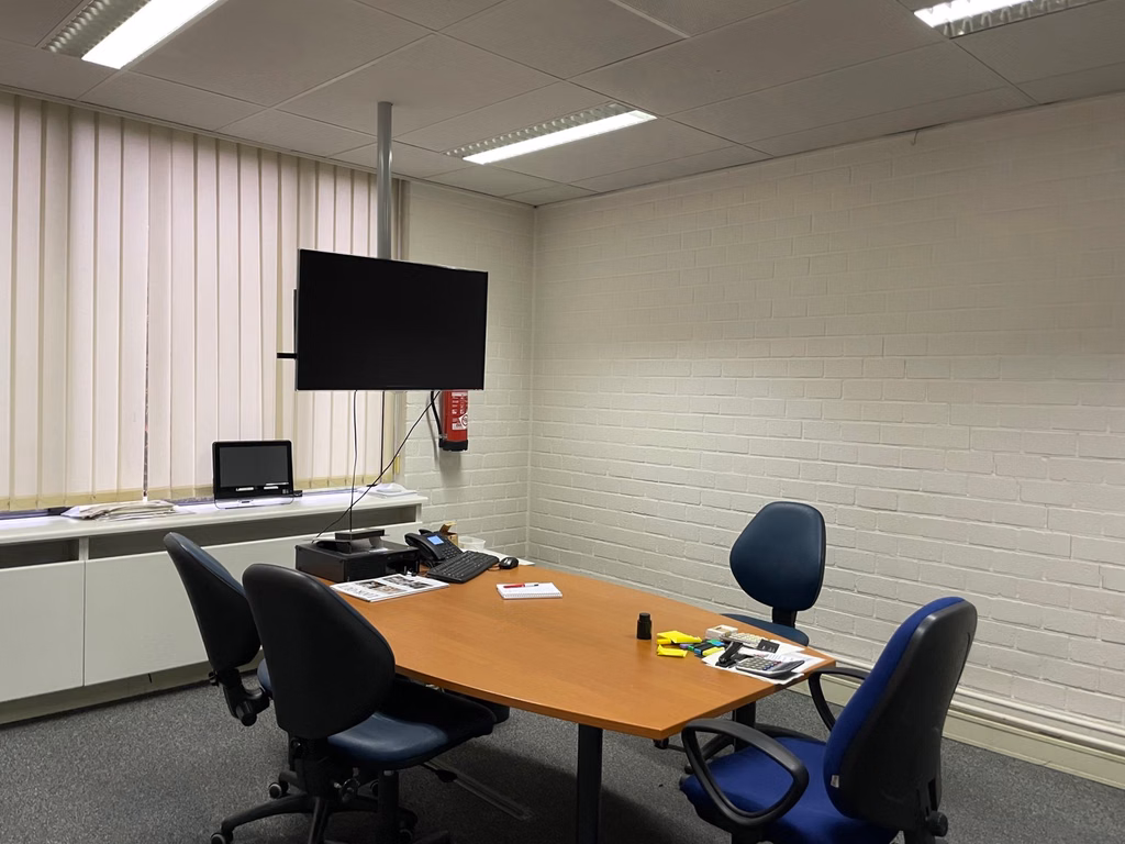 BUREAUX + ENTREPOTS A LOUER - 34 PARKINGS
