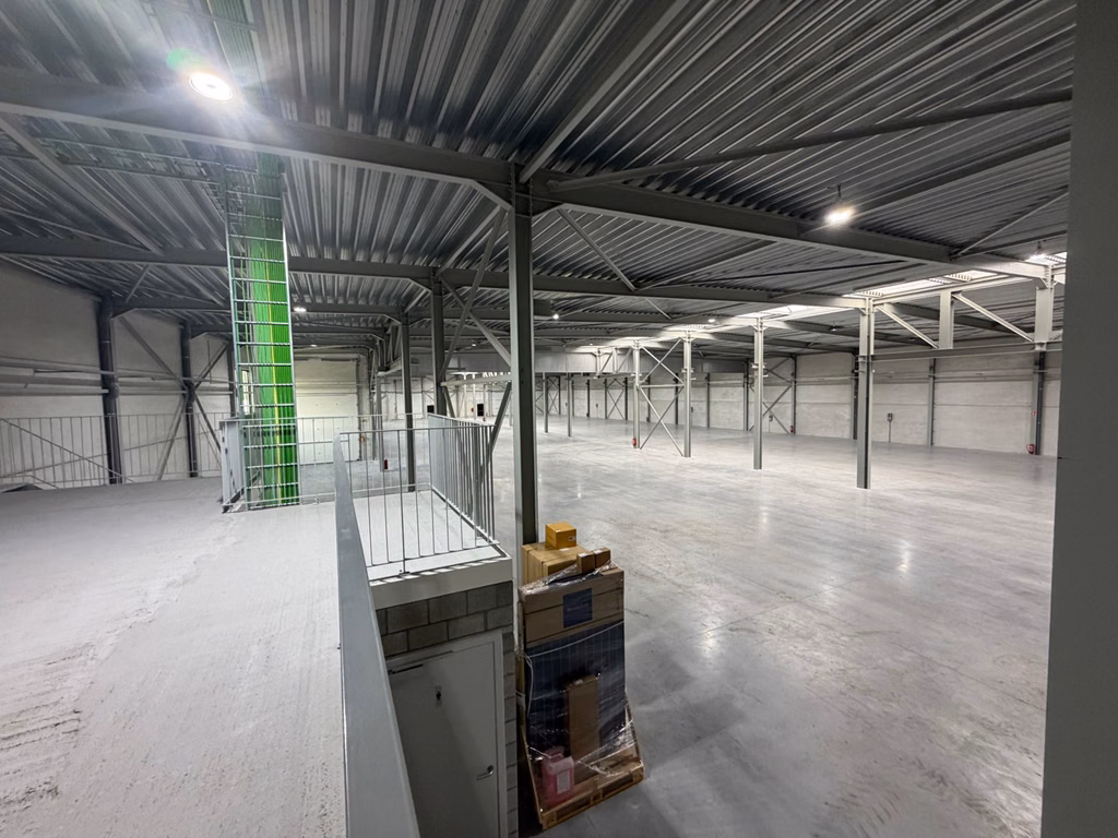 FOR RENT NEW-BUILD WAREHOUSE AND OFFICES  DUFFEL