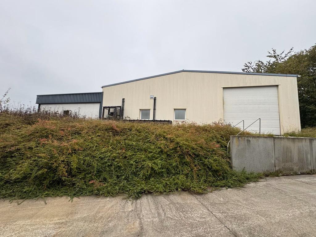 TE KOOP - Aarlen (Weyler) - Semi-industrieel gebouw