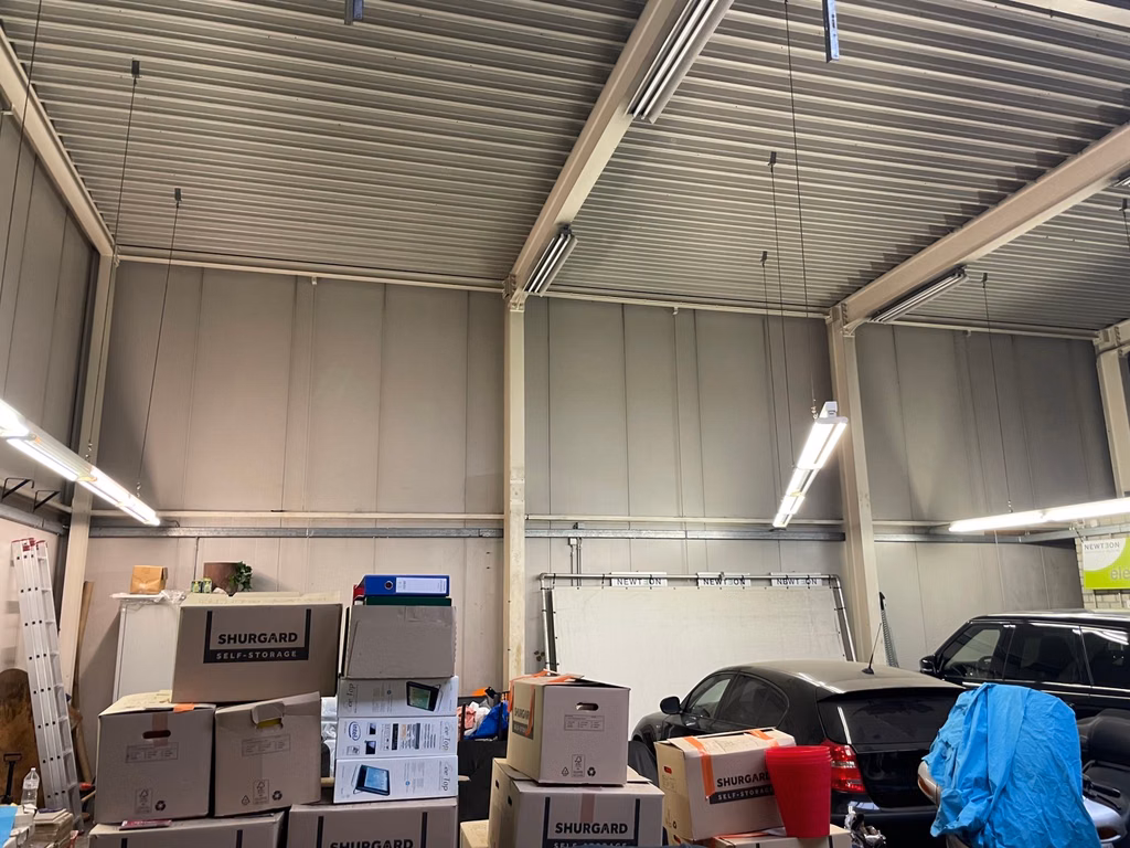 BUREAUX + ENTREPOTS A LOUER - 34 PARKINGS