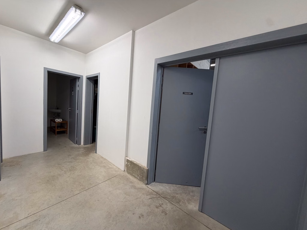 FOR SALE WAREHOUSE WITH SHOWROOM IN DUFFEL