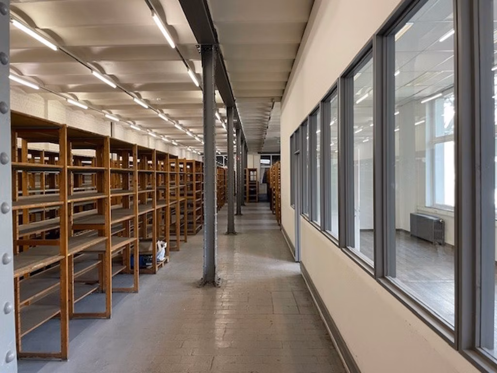 Hall d'exposition - stock - A LOUER