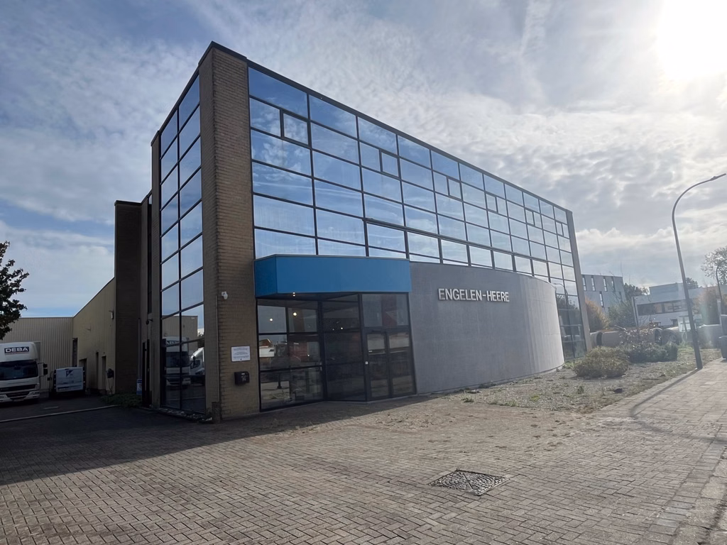 Rare commercial property with showroom, warehouse & office
