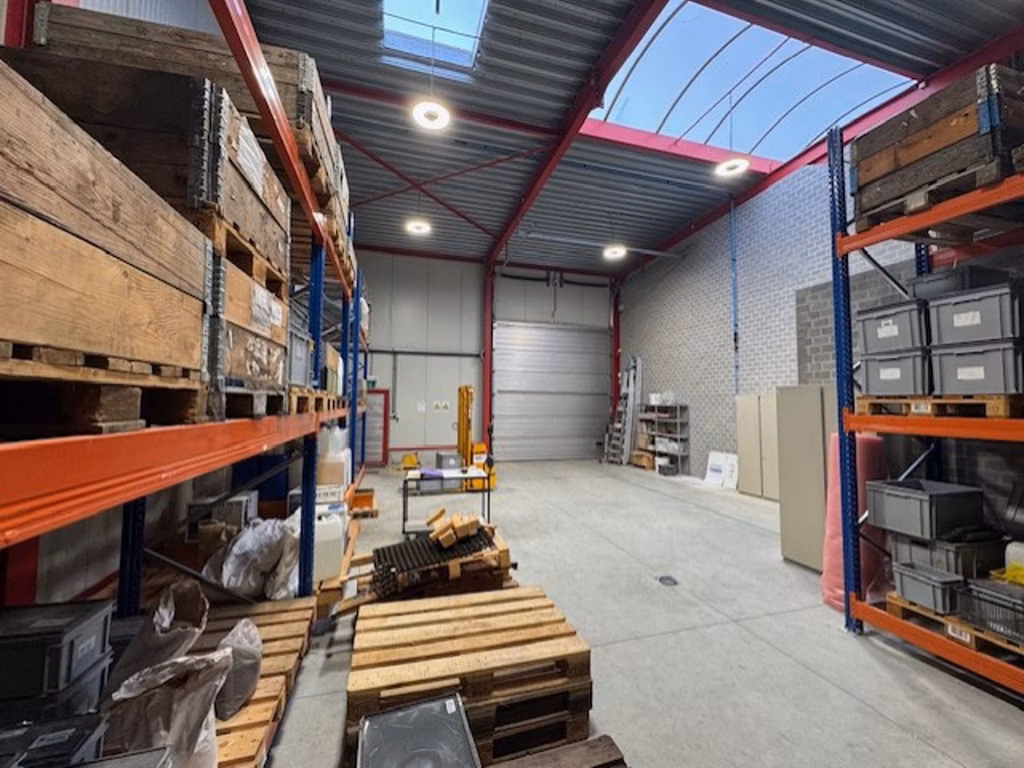 A VENDRE - ENTREPOT + BUREAUX - SAINTES