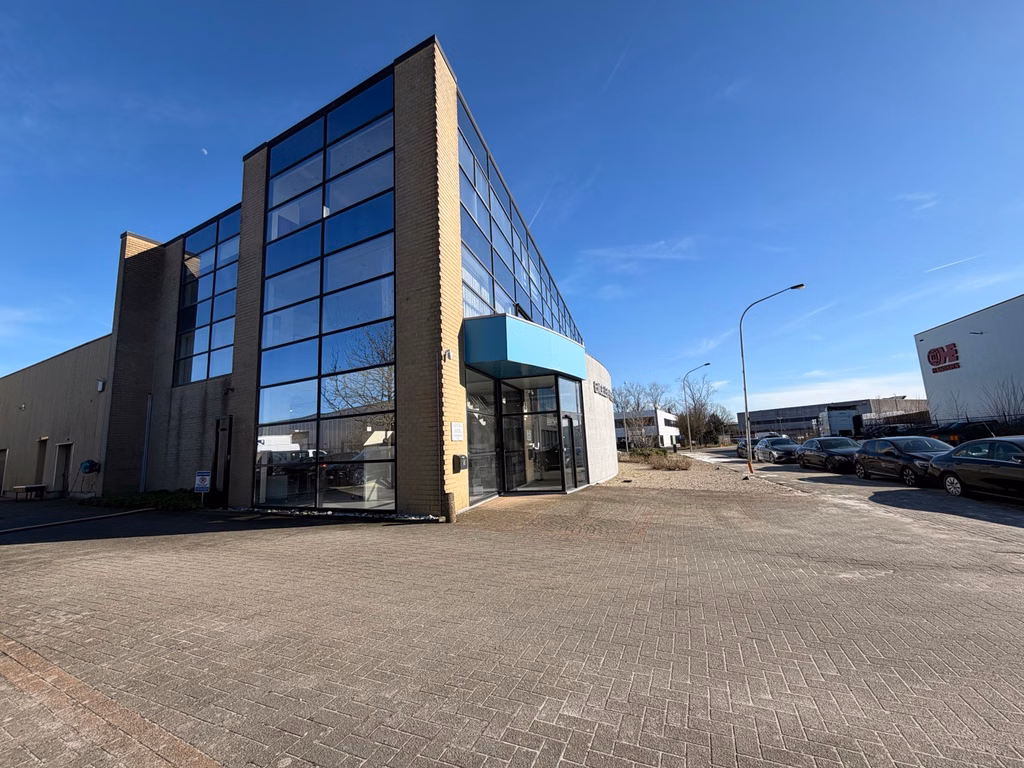 Rare commercial property with showroom, warehouse & office