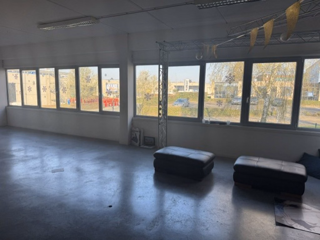 A VENDRE - SAINTES - IMMEUBLE POLYVALENT