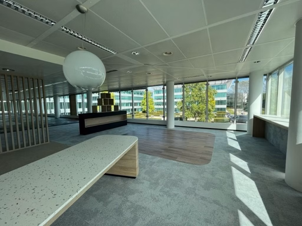 Bureaux entièrement rénovés + Prix compétitifs !!! Appelez-nous