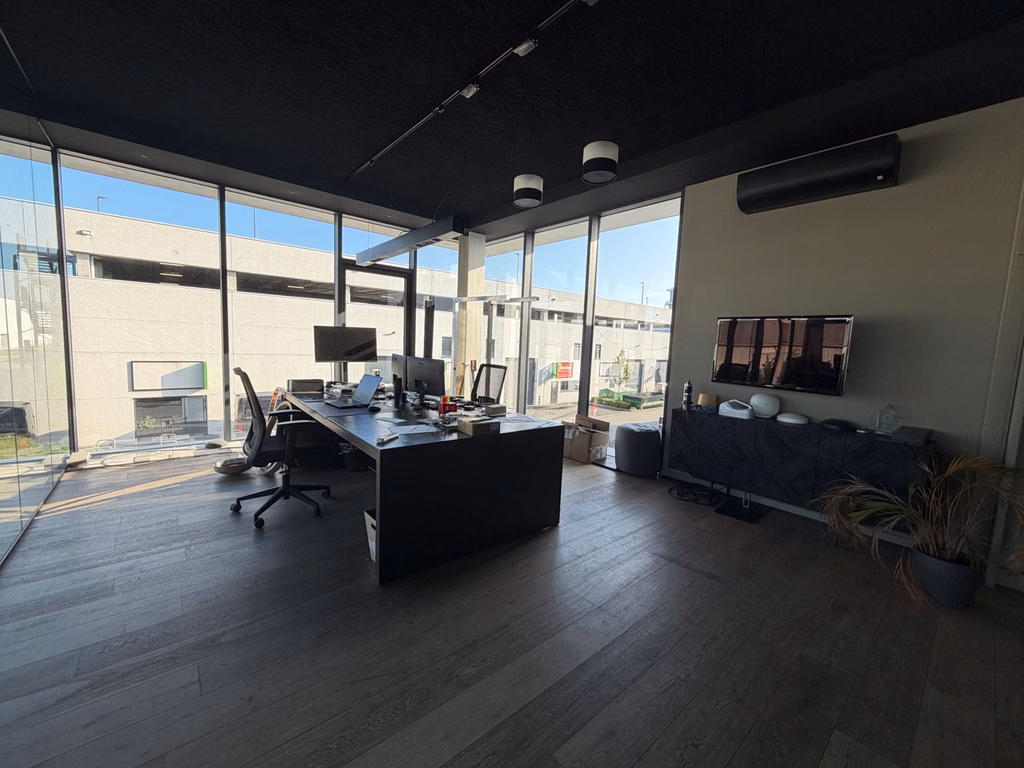 À LOUER ENTREPÔT ET BUREAUX KONTICH