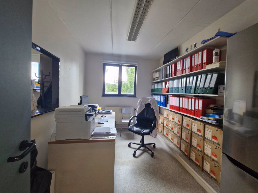 Bâtiment industriel 1000m² atelier + 200m² bureaux & parking
