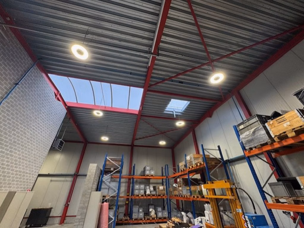 A VENDRE - ENTREPOT + BUREAUX - SAINTES