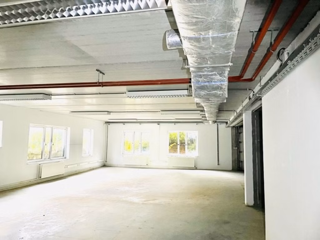 A LOUER - IMMEUBLE DE BUREAUX -  ZAVENTEM 3.000 EURO / MOIS - MULTIPLES POSSIBILITES