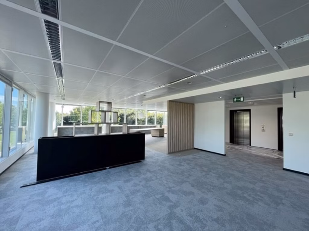 Bureaux entièrement rénovés + Prix compétitifs !!! Appelez-nous