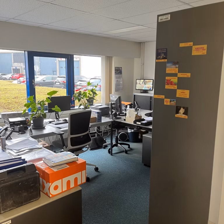 À LOUER ENTREPÔT + BUREAUX KONTICH