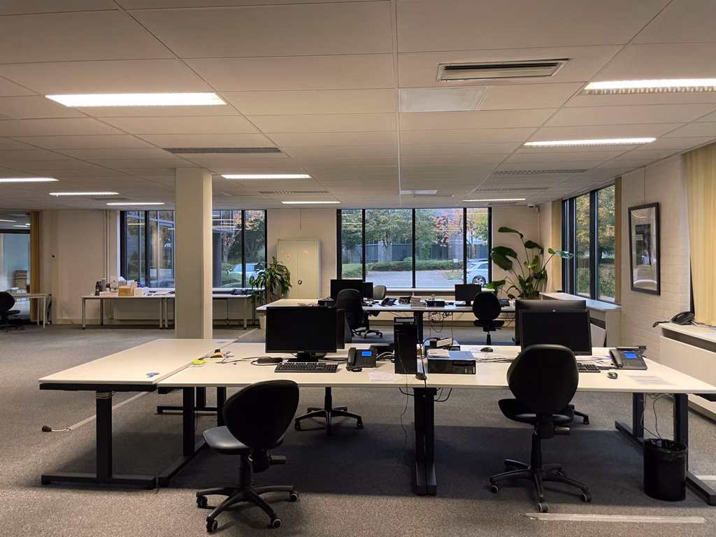 BUREAUX + ENTREPOTS A LOUER - 34 PARKINGS