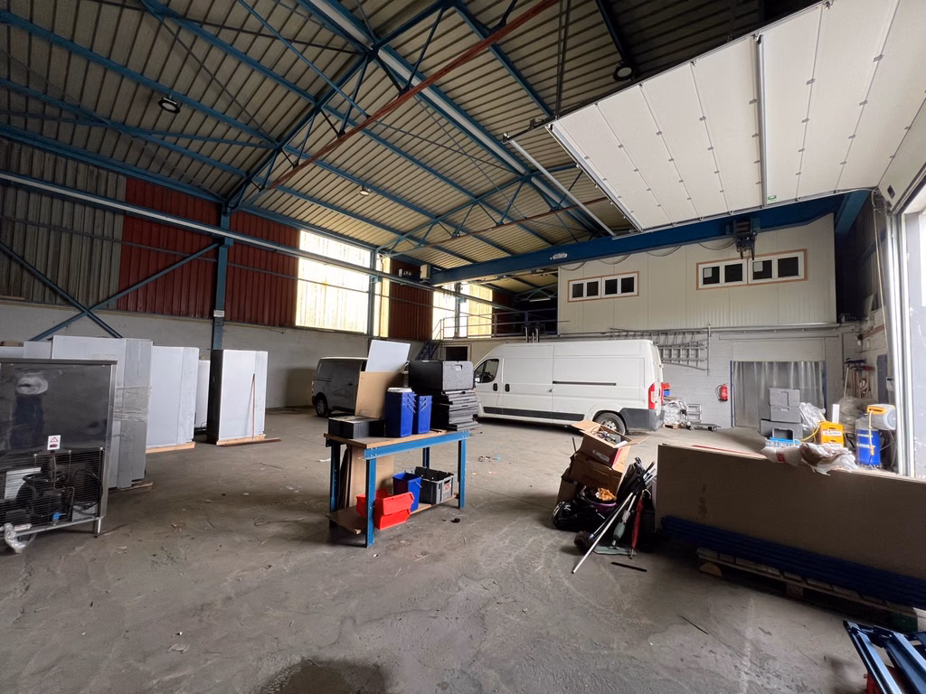 A LOUER - P.A.E Airport 1 - immeuble industriel