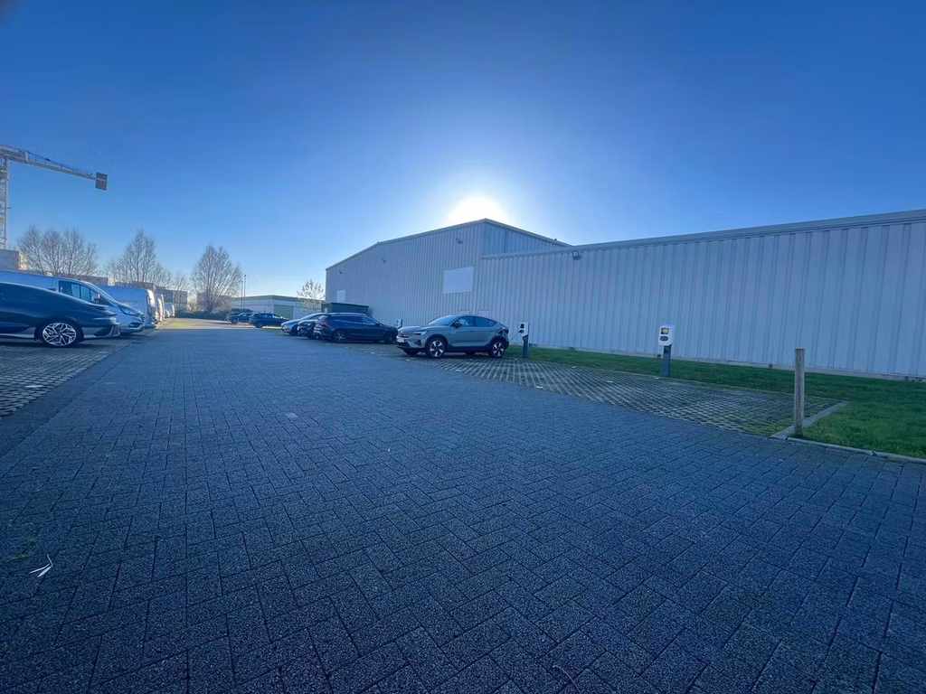 À LOUER ENTREPÔT + BUREAUX KONTICH