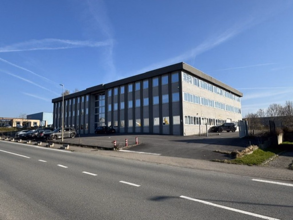 A VENDRE - SAINTES - IMMEUBLE POLYVALENT