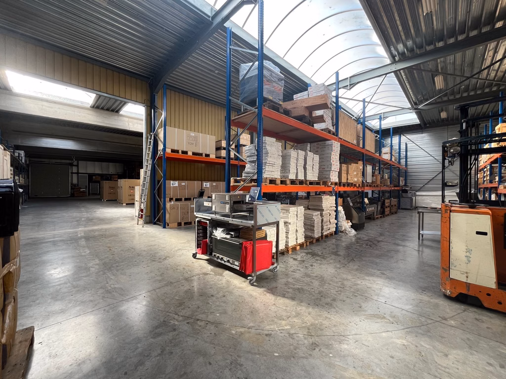 Rare commercial property with showroom, warehouse & office